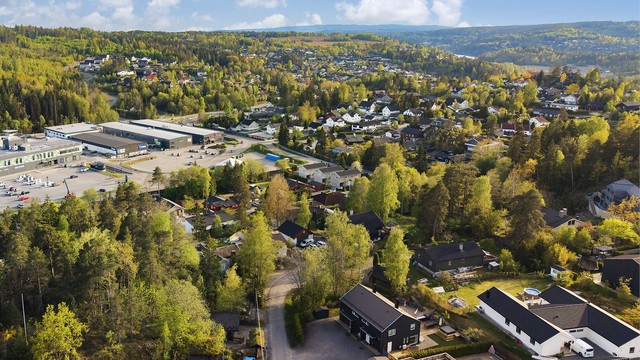 Det er kort gangavstand til Alti kjøpesenter, med et bredt utvalg av butikker og servicetilbud.