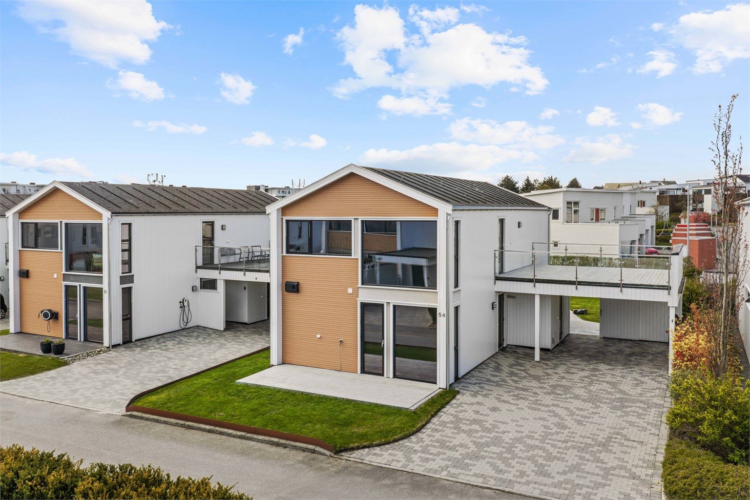 Gårdsrommet har plass til flere biler og det er praktisk gjennomgang til hagen via dør fra carport, slik du enkelt kan gå helt rundt egen bolig.

Foto: Martin Nordbø