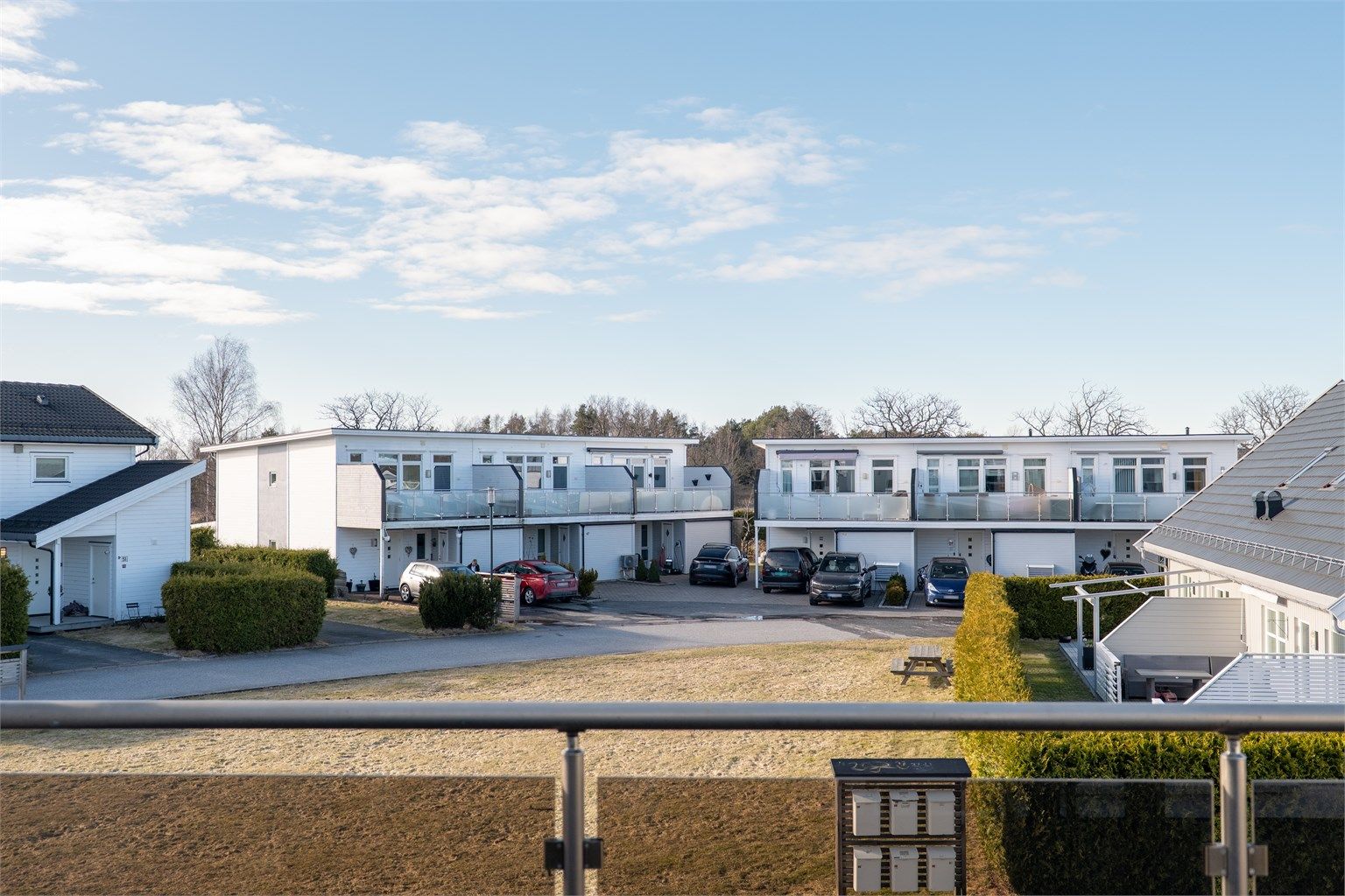 Utsyn fra altanen over Rubintunet. Sommerstid er altanen solfylt fra utpå ettermiddagene og nærmest helt frem til solen går ned.