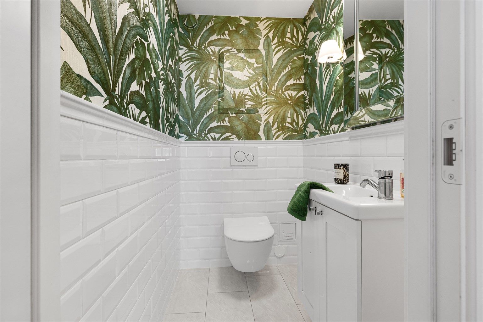 Praktisk, separat toalettrom med vegghengt toalett og servant. Rommet har mekanisk avtrekk.