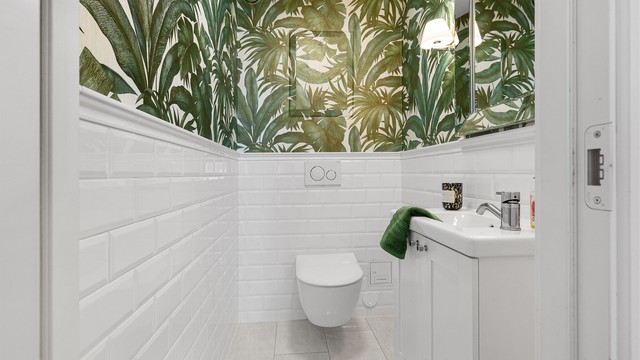 Praktisk, separat toalettrom med vegghengt toalett og servant. Rommet har mekanisk avtrekk.