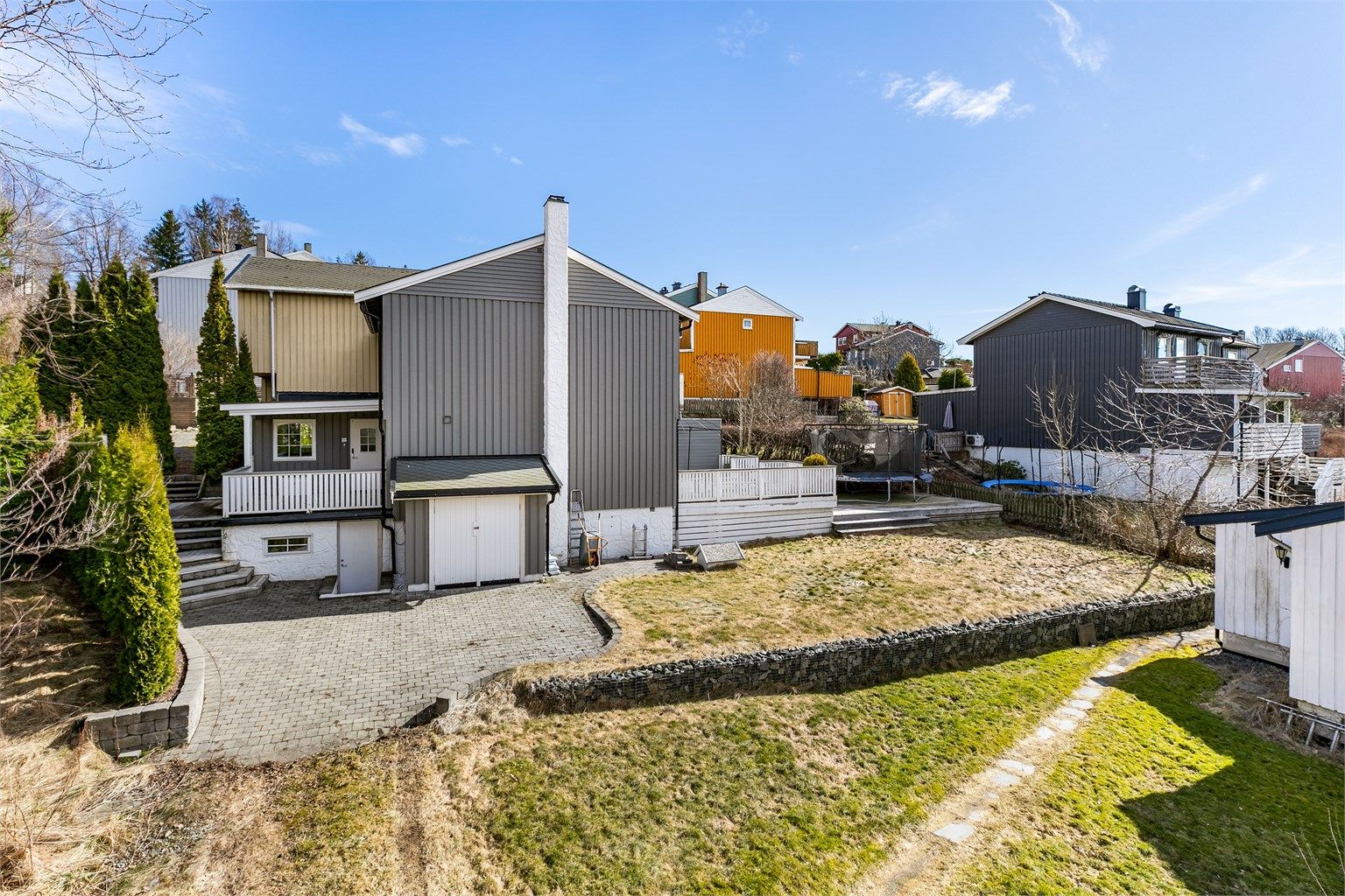 Tomten er på 377 kvm. og opparbeidet med blant annet en planert, lettstelt hage og gårdsplass i belegningsstein.
