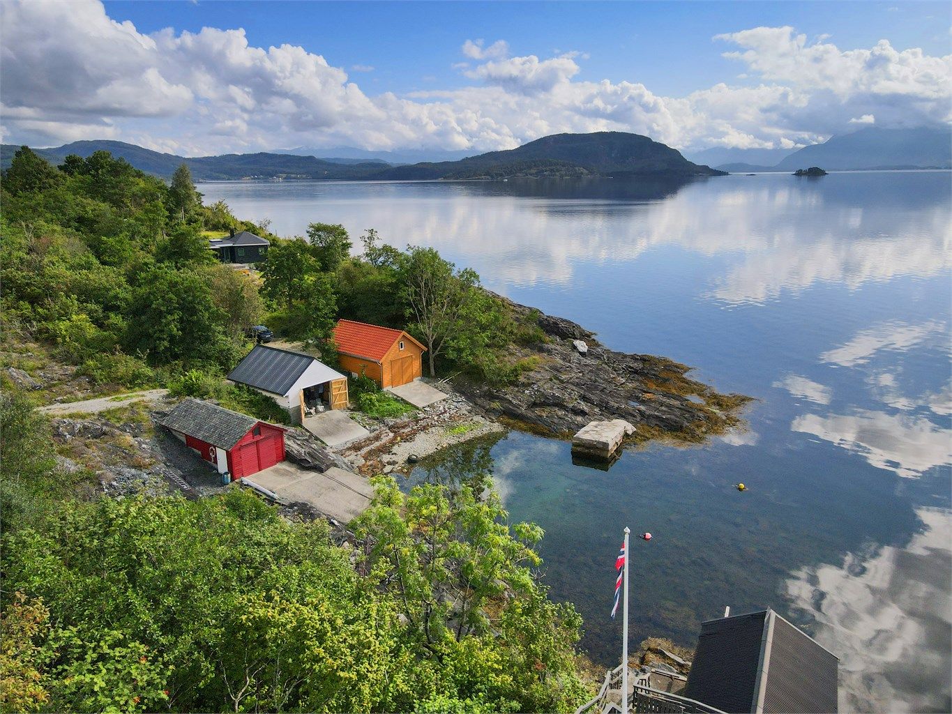- Boligens naust ligger pent til med gode solforhold -