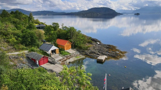 - Boligens naust ligger pent til med gode solforhold -