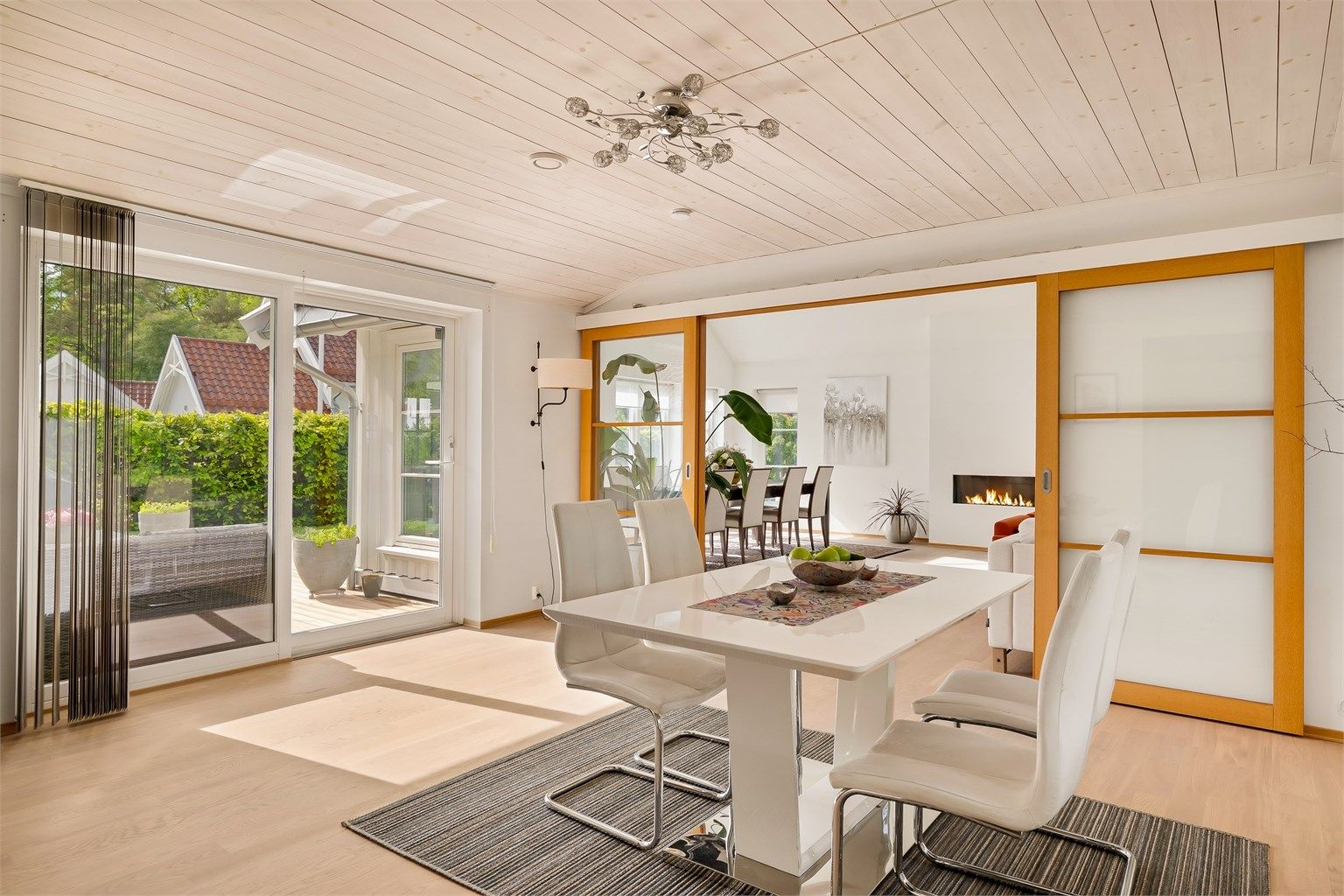 Spisestue med tilknytning til stue, kjøkken og terrasse.