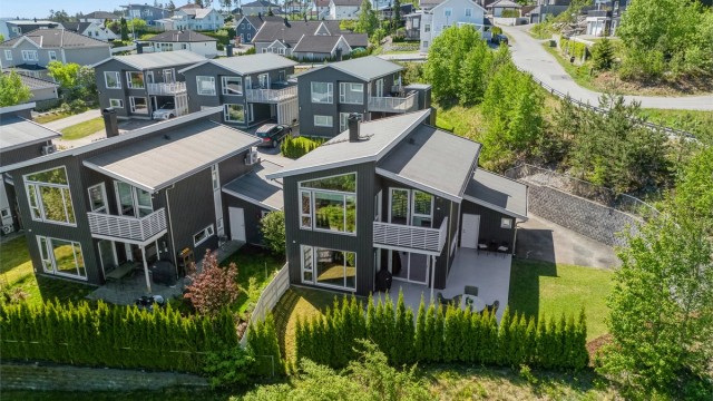 Krogsveen v/ Vegard Gjeisklid presenterer Pegasusvegen 59 - En moderne og innbydende enebolig beliggende på populære Neskollen