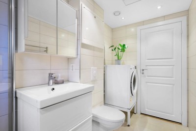 På badet er det plass til vaskemaskin og tørketrommel.