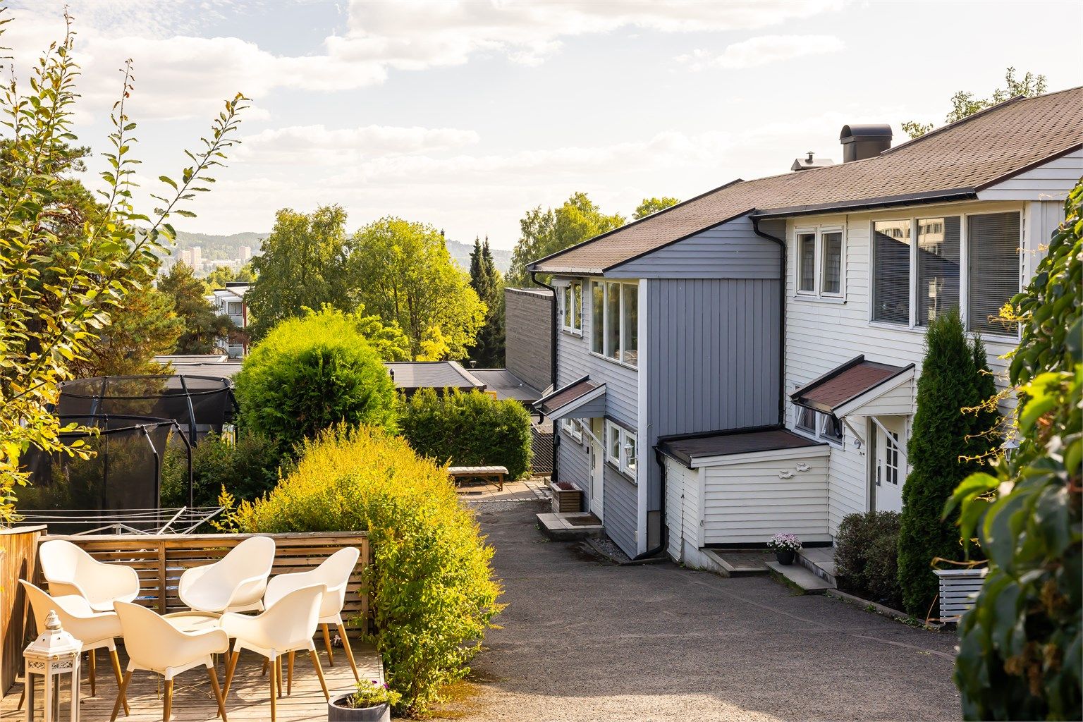 Boligen er omgitt av grønne arealer, samtidig som Lillomarka ligger i gangavstand.