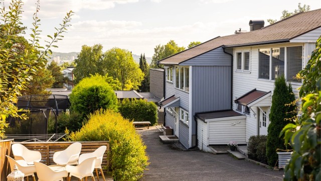 Boligen er omgitt av grønne arealer, samtidig som Lillomarka ligger i gangavstand.