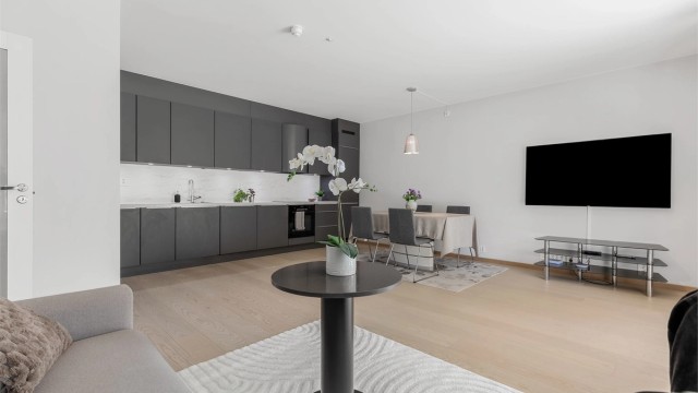 Romslig stue / spisestue med god plass til sittegruppe, TV-område og stort spisebord. Den åpne løsningen mellom kjøkken, stue og spisestue skaper en sosial atmosfære når man er med venner og familie.
