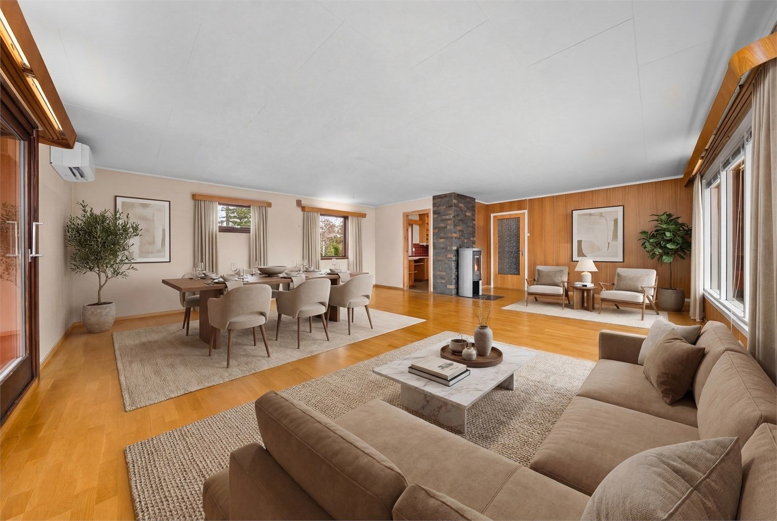 Stuen i første etasje er romslig og gir god plass til både sofagruppe og en stor spisestue. Her digital møblert for å vise mulighetene. 