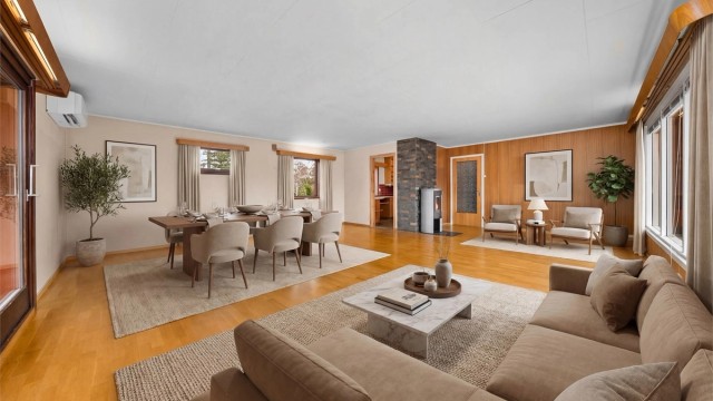 Stuen i første etasje er romslig og gir god plass til både sofagruppe og en stor spisestue. Her digital møblert for å vise mulighetene.