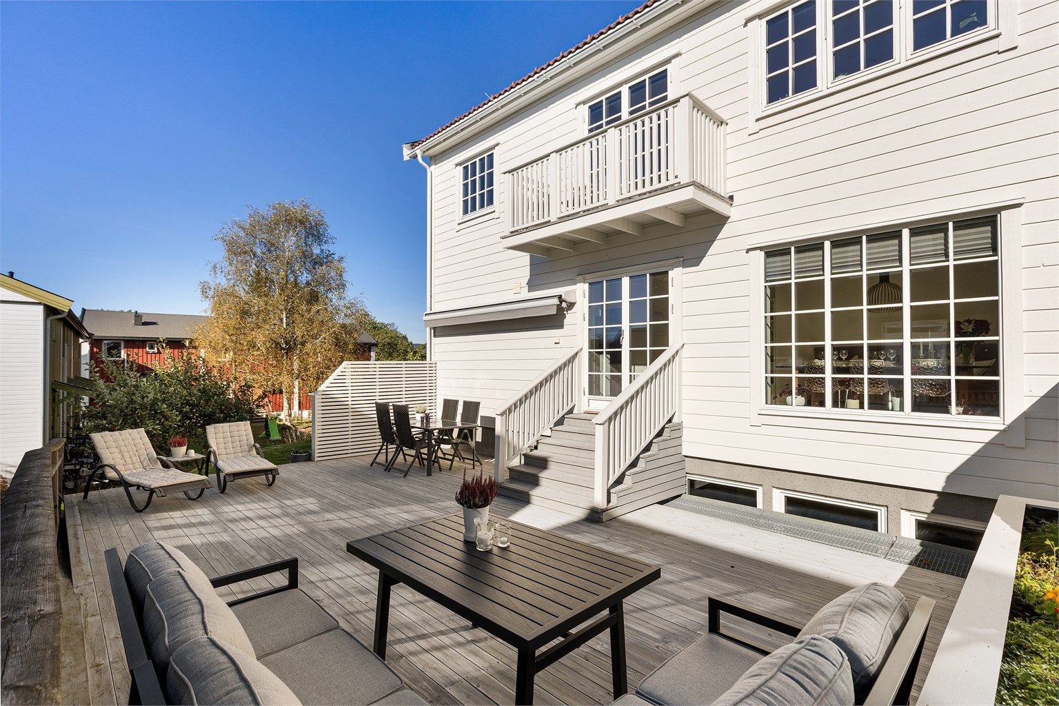 Terrassen vender mot sydvest og har gode solforhold