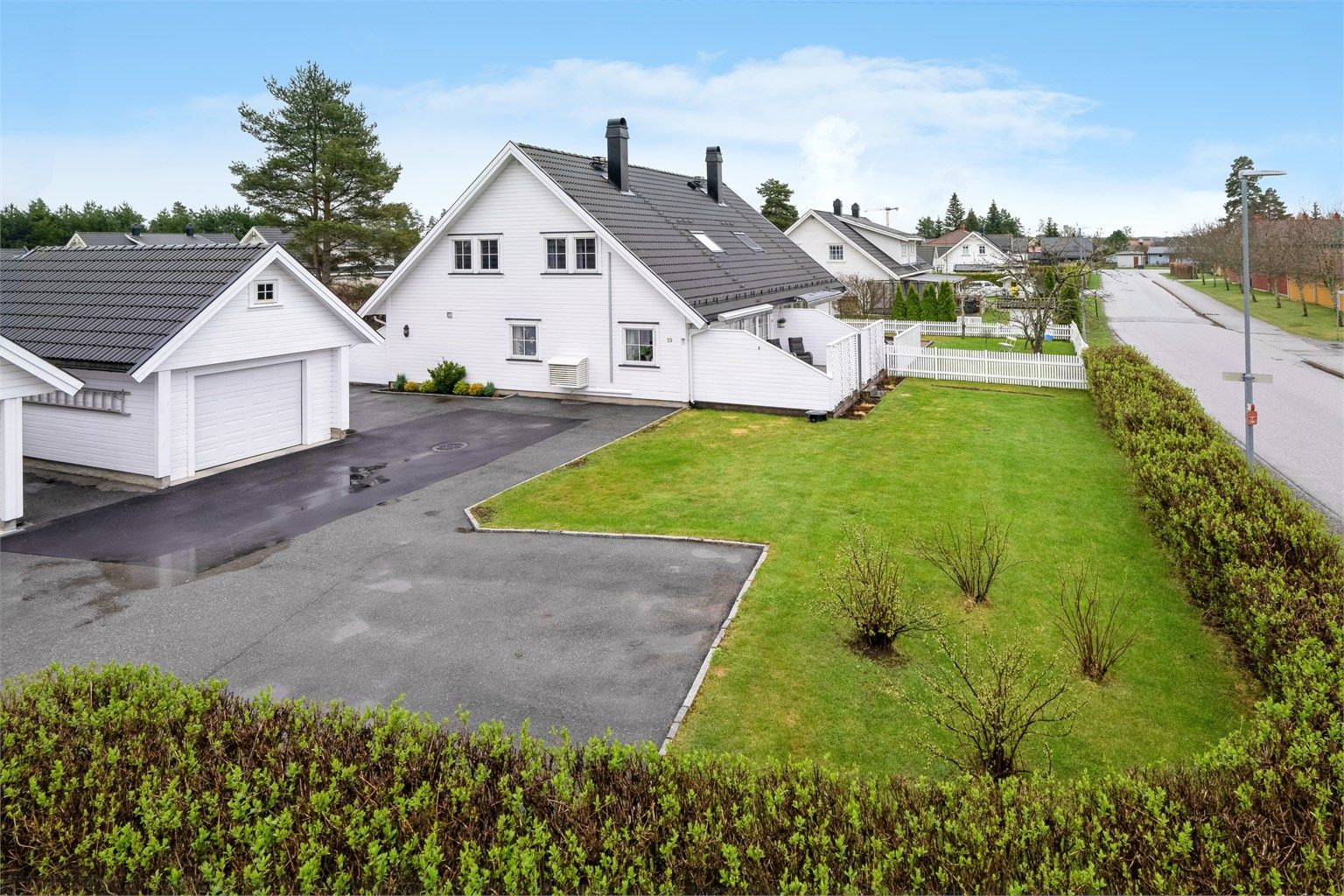 Krogsveen v/ Vegard Gjeisklid presenterer Rugdevegen 19 A - En innbydende og velholdt 1/2 av tomannsbolig i attraktivt boområde på Nordby