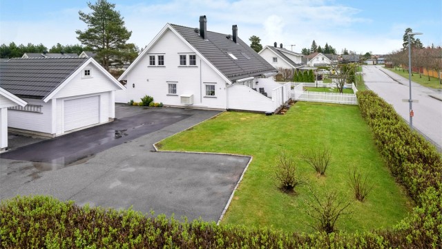 Krogsveen v/ Vegard Gjeisklid presenterer Rugdevegen 19 A - En innbydende og velholdt 1/2 av tomannsbolig i attraktivt boområde på Nordby