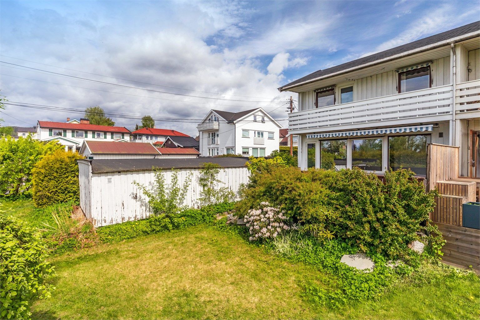 Velkommen til Midtveien 23A, et nydelig beliggende rekkeshus med oppussingsbehov