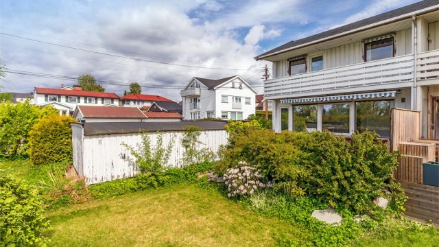 Velkommen til Midtveien 23A, et nydelig beliggende rekkeshus med oppussingsbehov