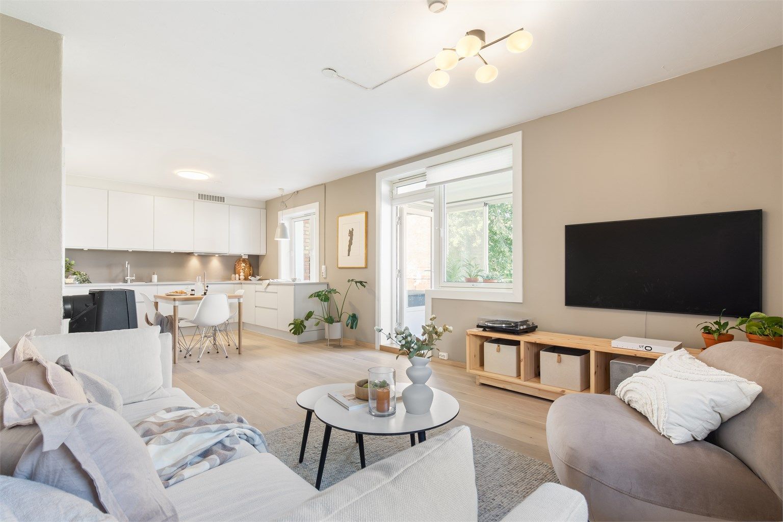 Stuen er innbydende og romslig med god plass til å møblere med sofa, tilhørende salongbord og en TV-seksjon. Herfra er det utgang til boligens balkong. 