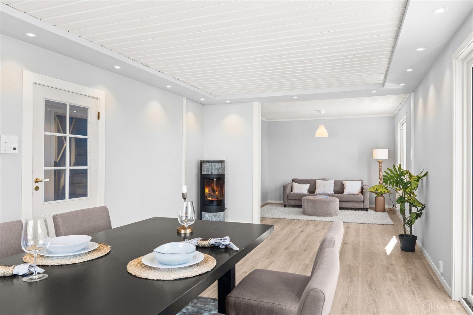 Stue og spisestue med peisovn for ekstra varme og hygge