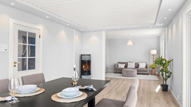 Stue og spisestue med peisovn for ekstra varme og hygge