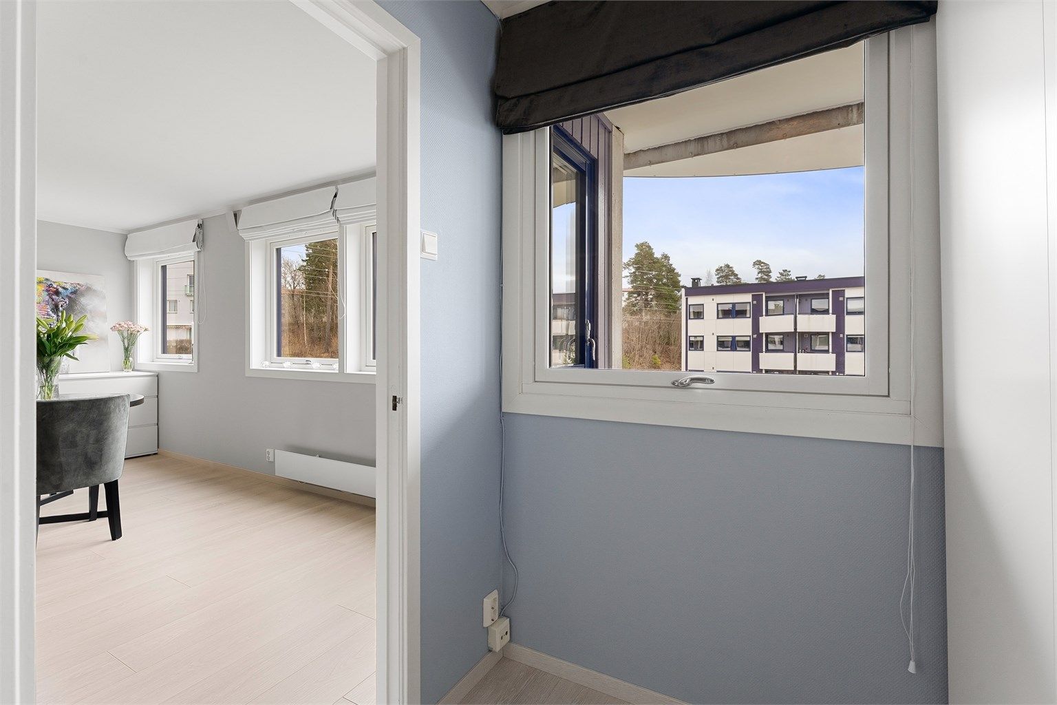 Rommet ligger praktisk til, adskilt fra entréen og med kort vei til stuen.