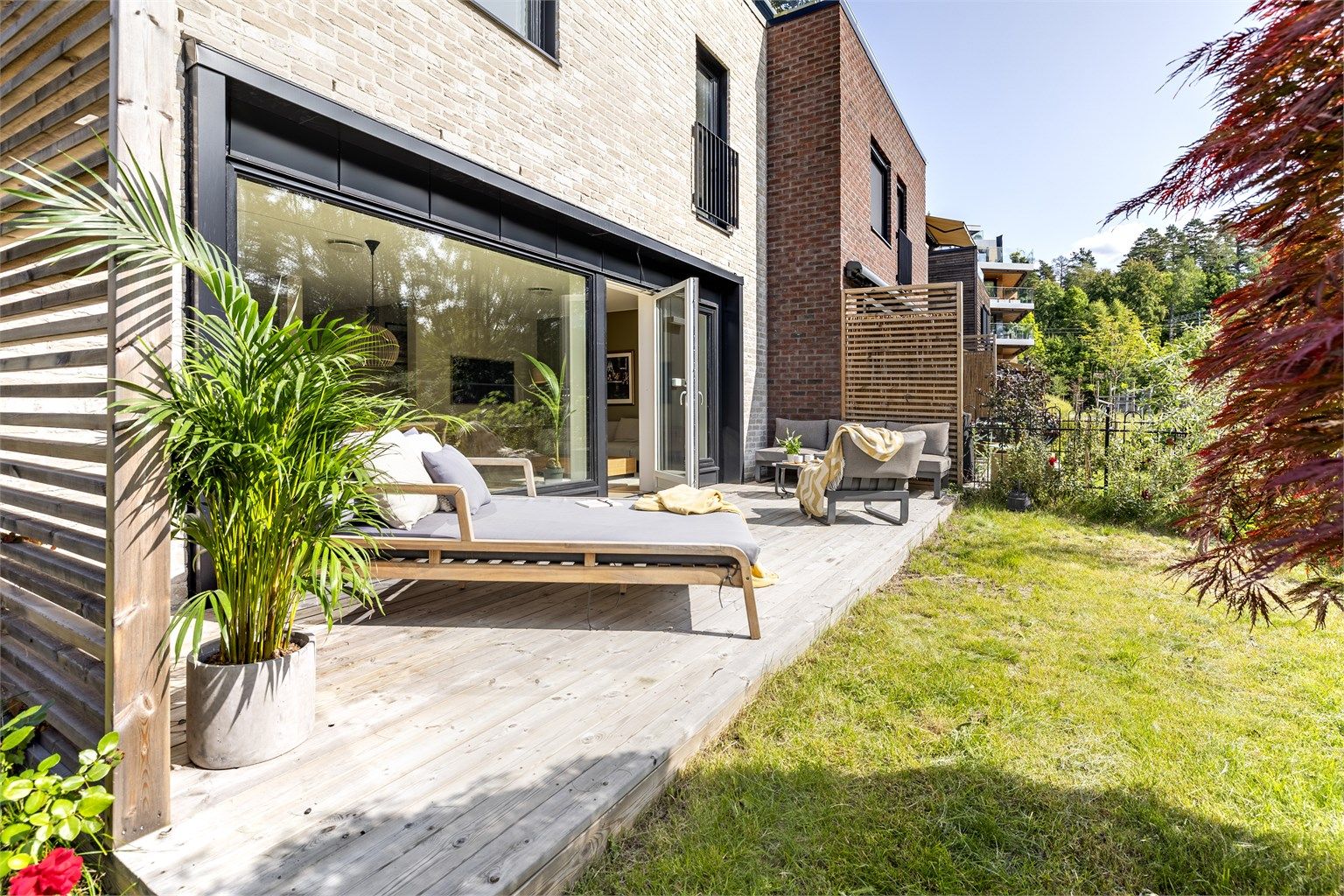 Herlig og solrik uteplass med utgang fra stuen. Markterrassen er ca 18 kvm, flott opparbeidet hage med gode solforhold. Foto: Martin Johnson (Sommerbilder) og Oh Shots (Interiørbilder og vinterbilder) 