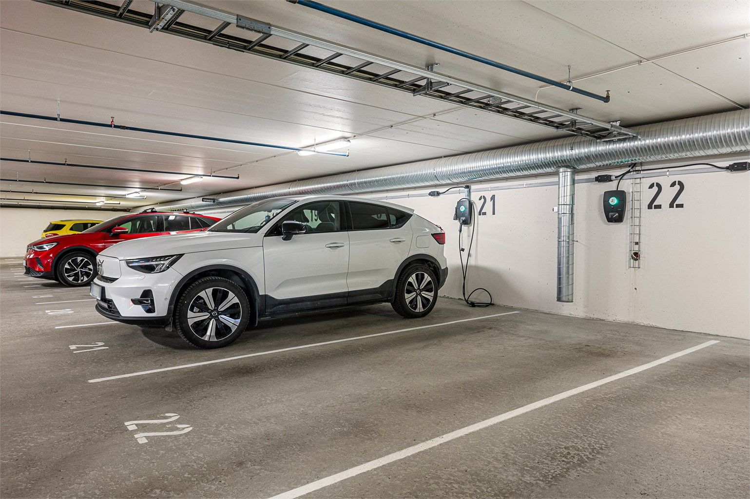 Leiligheten har bruksrett til en parkeringsplass med elbillader samt bod på 5 kvm i felles parkeringskjeller.