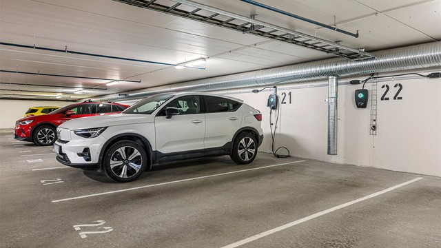 Leiligheten har bruksrett til en parkeringsplass med elbillader samt bod på 5 kvm i felles parkeringskjeller.