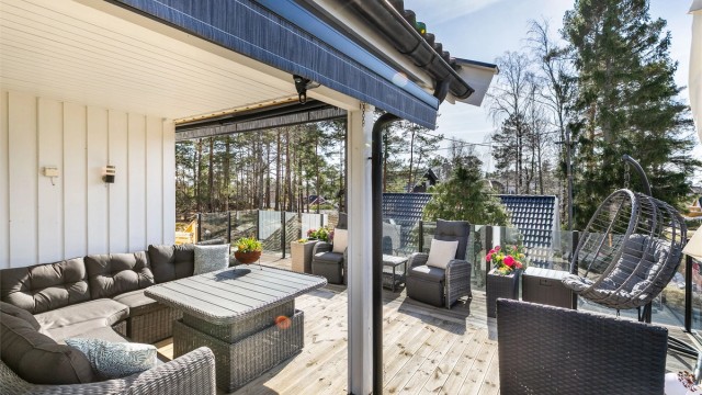 Sommerstid er det sol på terrassen store deler av dagen. Overbygg og markiser gir i tillegg mulighet for svale soner.