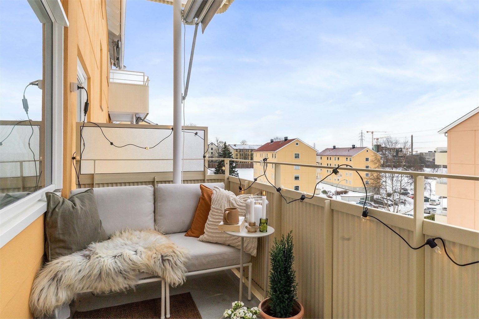 Markise er montert og skjermer godt for solen på solfylte dager