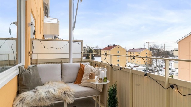 Markise er montert og skjermer godt for solen på solfylte dager