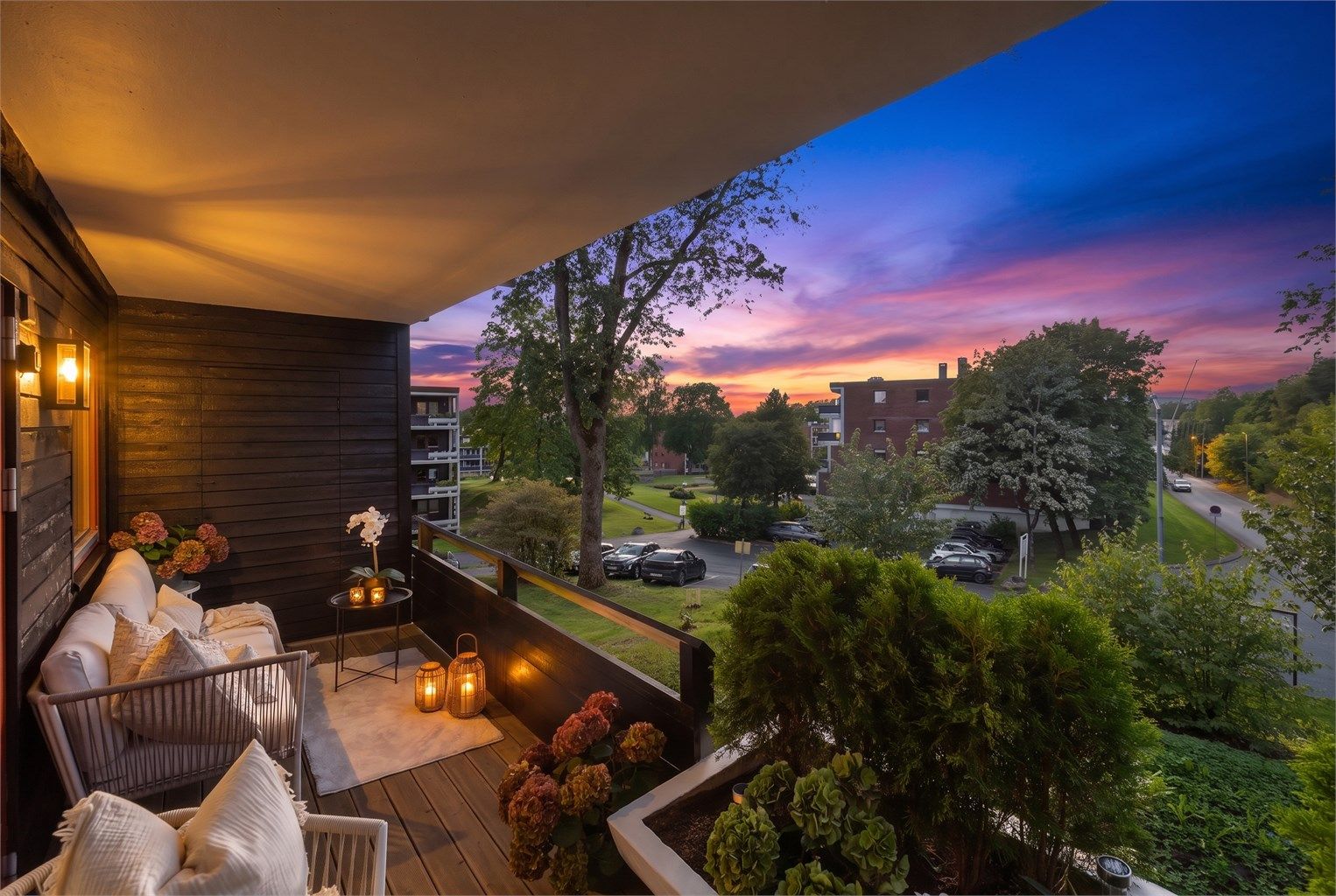 Usjenert og overbygd terrasse på ca. 11 kvm med fritt og frodig utsyn.