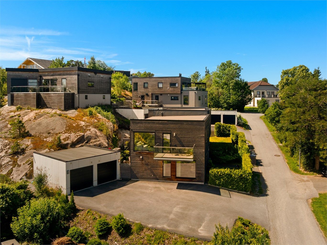 Halvdel av dobbelgarasje disponeres av boligen. Lader til EL-bil er montert i garasjen.