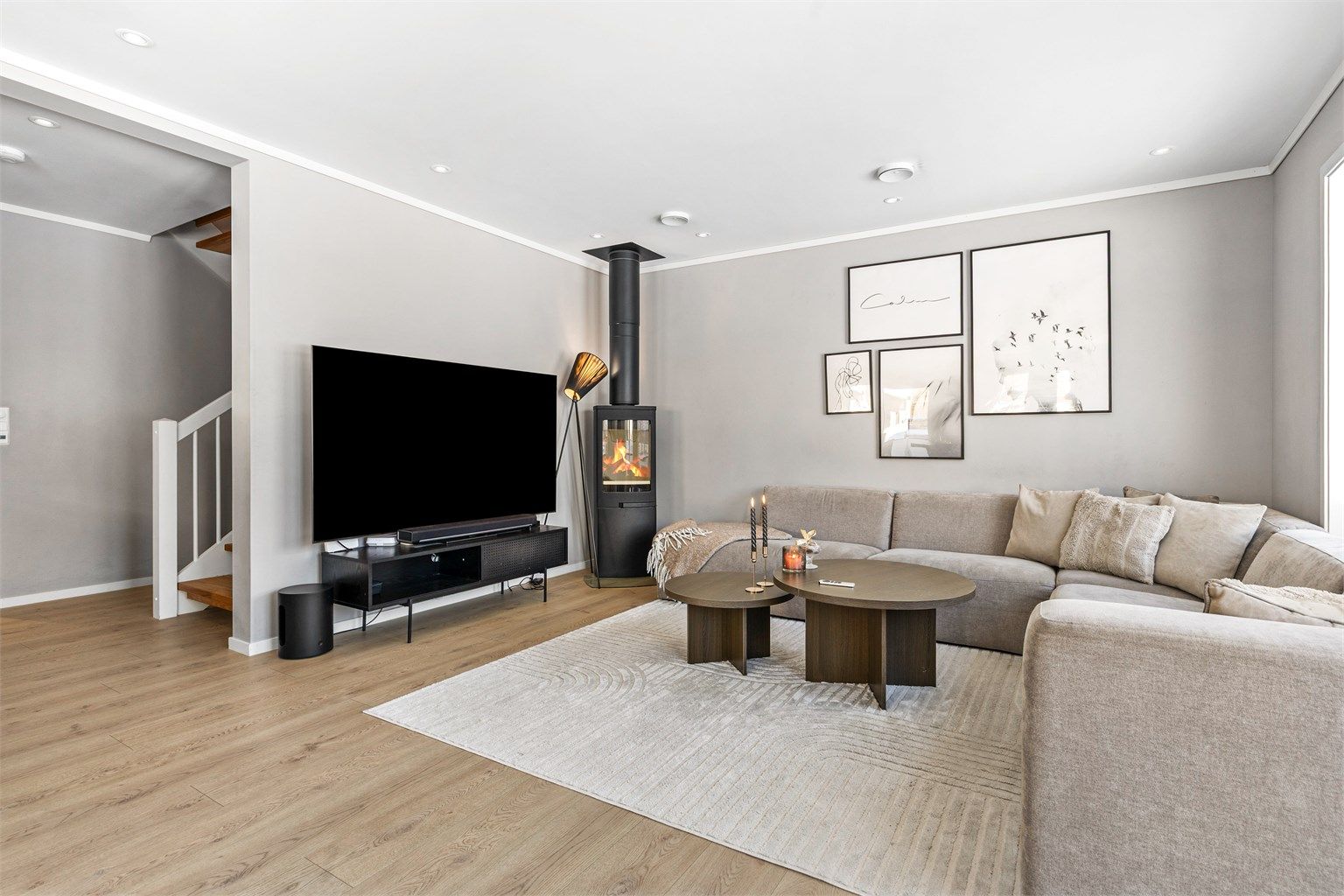 Stuen er av god størrelse med plass til sittegruppe og TV-område.