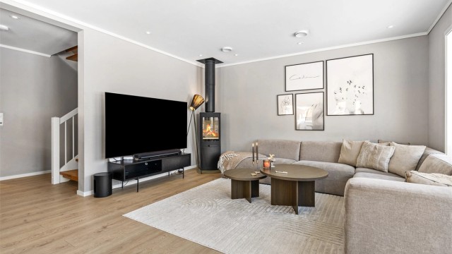 Stuen er av god størrelse med plass til sittegruppe og TV-område.