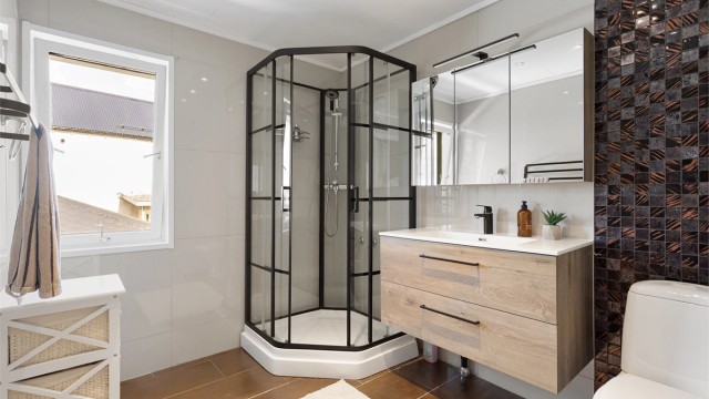 Badet i hovedetasjen er oppgradert med moderne innredning, dusjkabinett og gode oppbevaringsløsninger.