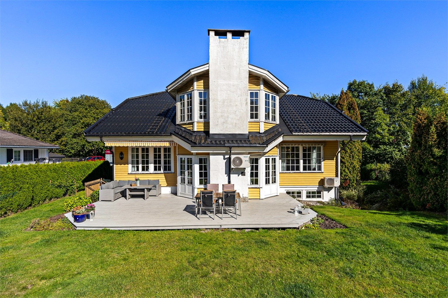 Boligen har stor og skjermet hage, to terrasser, en balkong og carport.