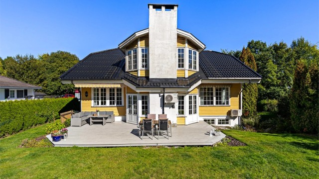 Boligen har stor og skjermet hage, to terrasser, en balkong og carport.