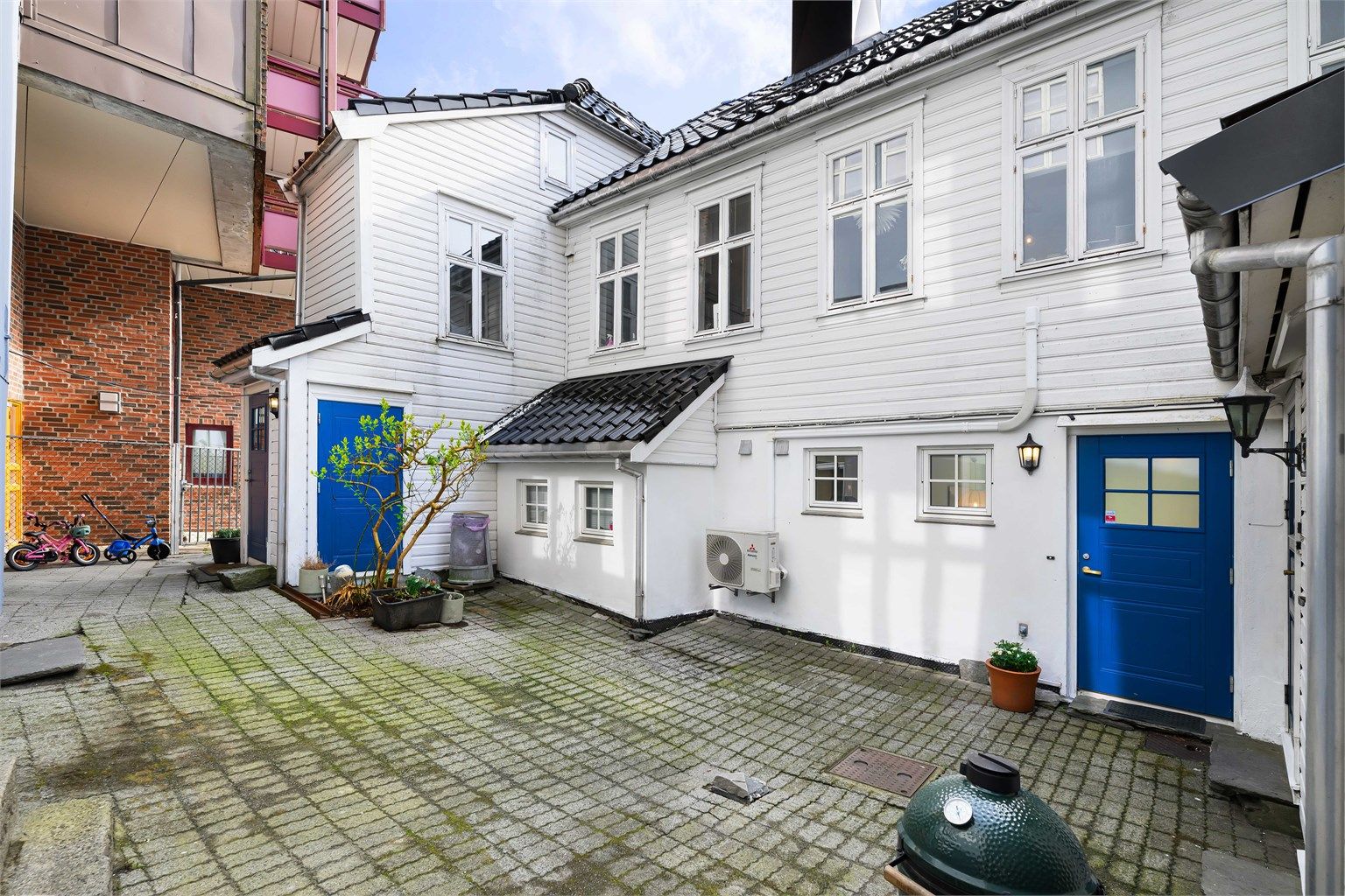 Eiendommen ble oppført ca. 1900, hvor første etasje ble ombygget fra næring til bolig i 2004