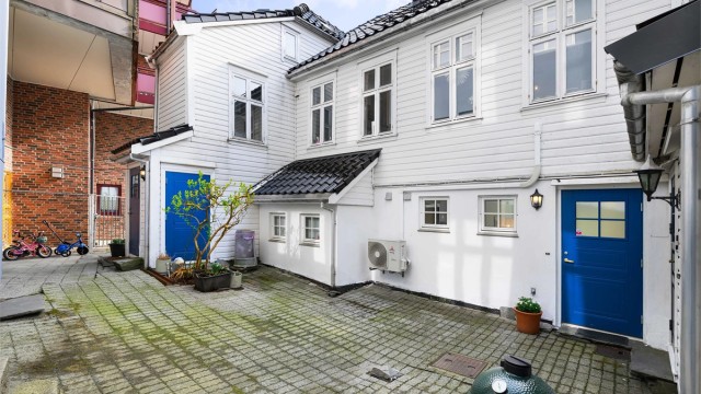 Eiendommen ble oppført ca. 1900, hvor første etasje ble ombygget fra næring til bolig i 2004