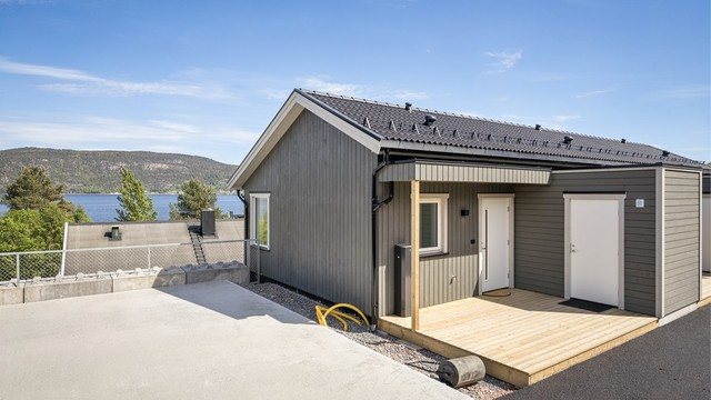 Hver seksjon har vedtektsfestet rett til bruk av en utvendig parkeringsplass på felles tomt.