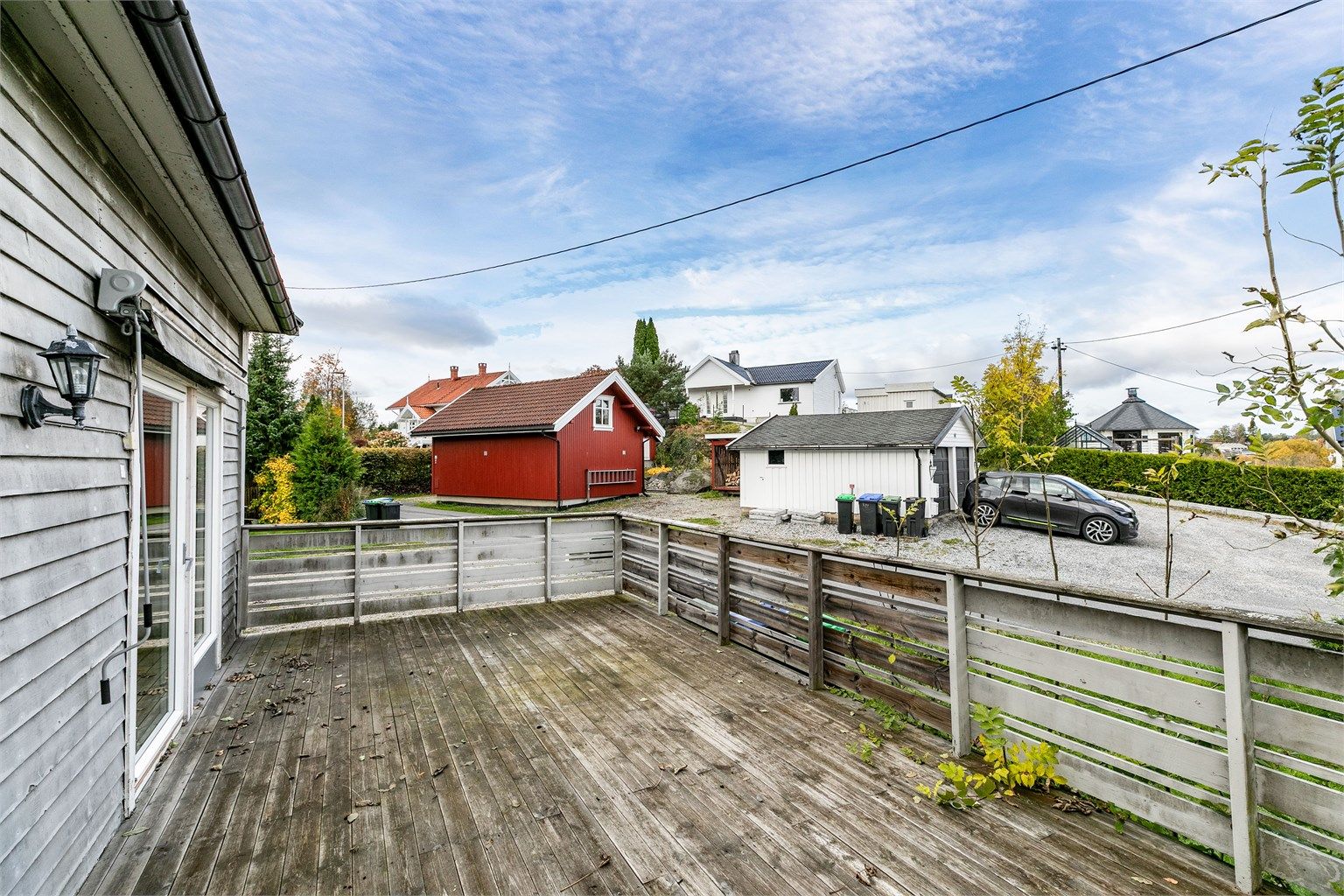 Hoveddel og tilbygg har tilknyttede utearealer orientert i ulik retning. Solforholdene på tomten er meget gode, dagen gjennom.