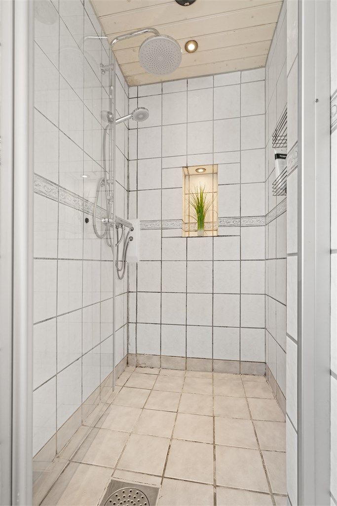 Dusjnisjen i badet i 1 etg har fått ny regnfallsdusj med sidedusj i forkrommet utførelse.