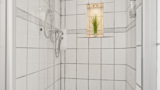 Dusjnisjen i badet i 1 etg har fått ny regnfallsdusj med sidedusj i forkrommet utførelse.
