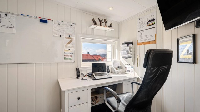 Praktisk kontor med spotter i taket