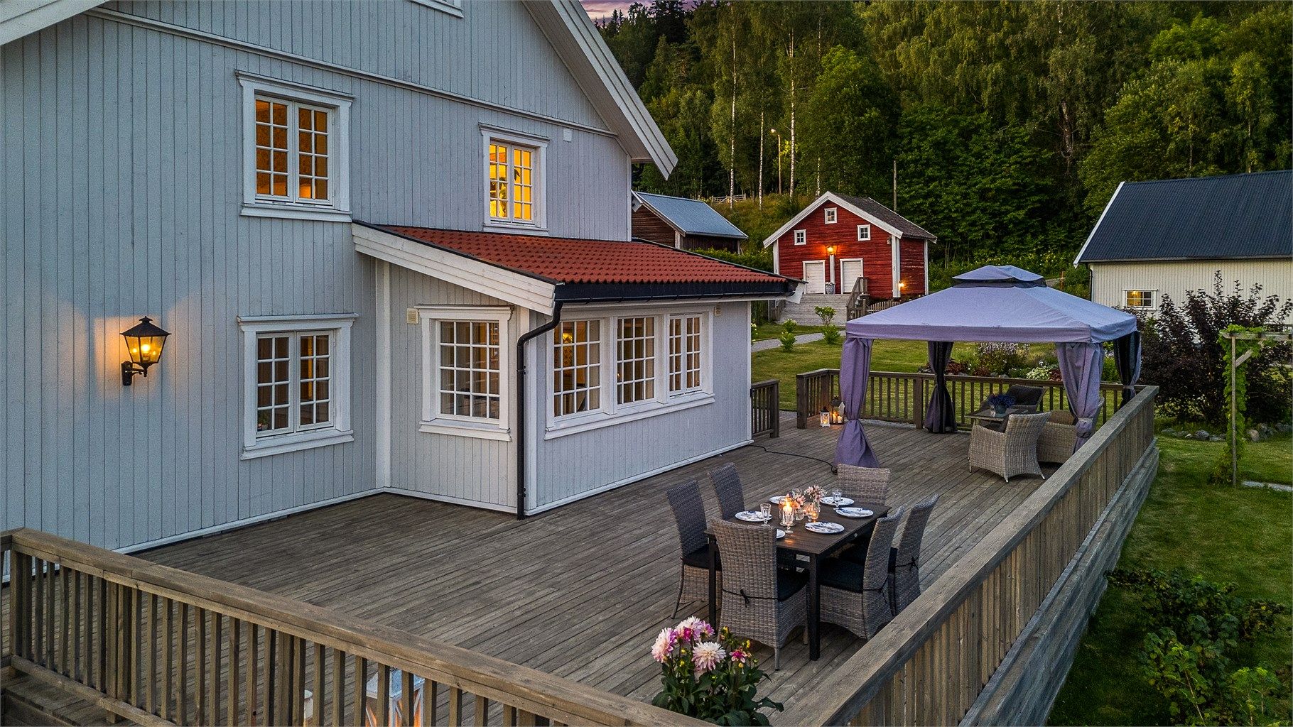 Terrassen oppleves som usjenert, perfekt for både stille stunder og lange, sosiale kvelder.