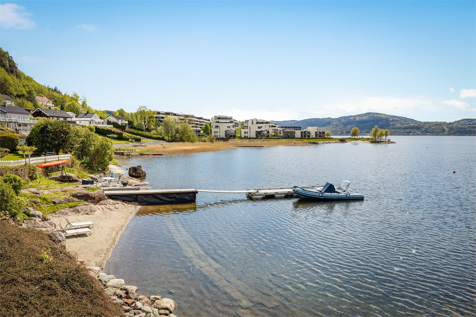 Egen strandlinje gir unike rekreasjonsmuligheter rett utenfor døren.