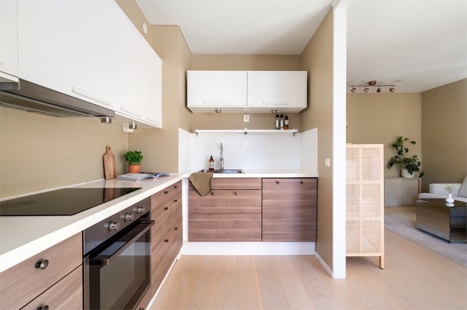 Av hvitevarer er det integrert kjøleskap med fryserdel fra 2023, oppvaskmaskin fra 2023, induksjonstopp og stekeovn fra 2021.