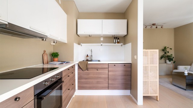 Av hvitevarer er det integrert kjøleskap med fryserdel fra 2023, oppvaskmaskin fra 2023, induksjonstopp og stekeovn fra 2021.