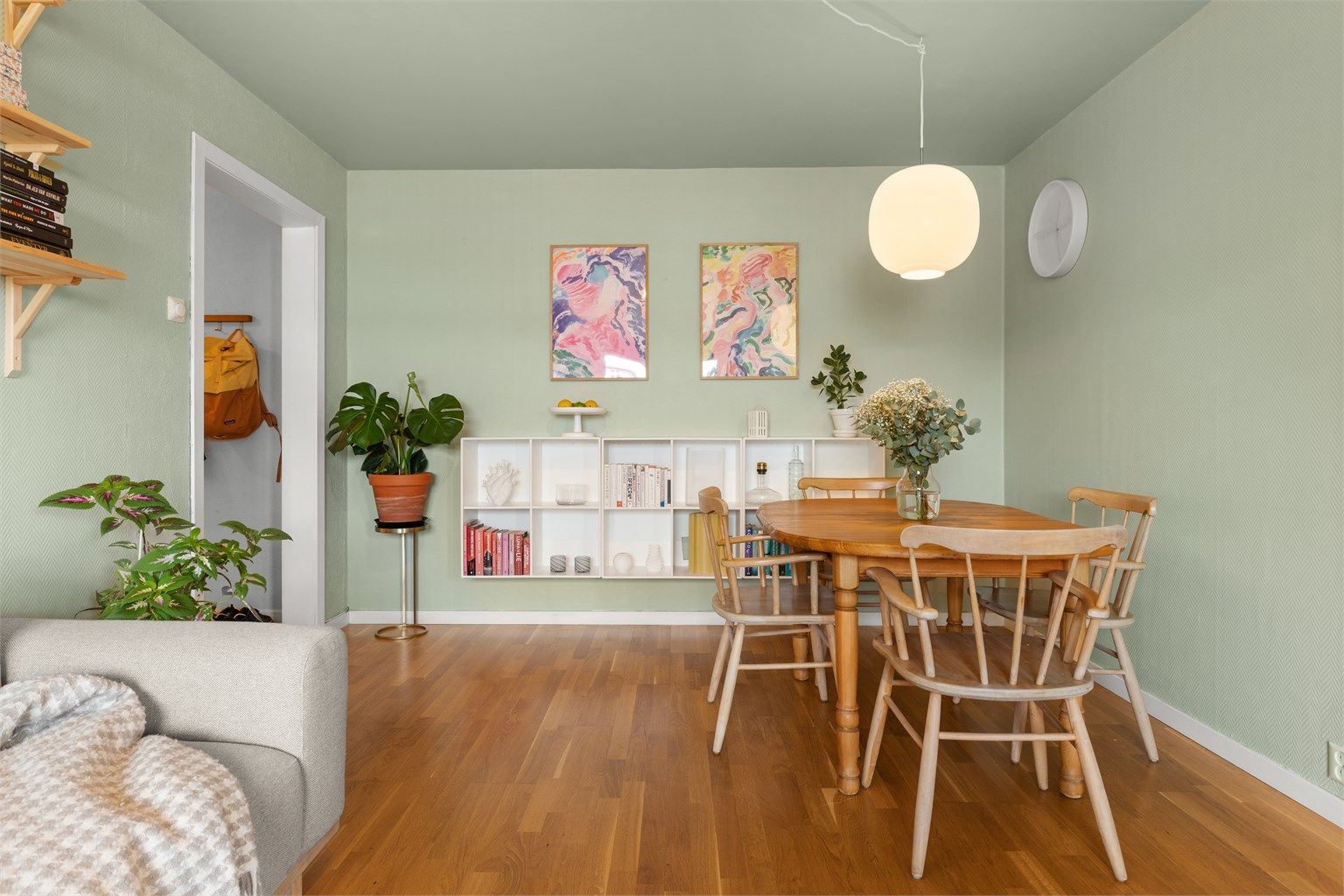 I stuen er det også en naturlig plass for å innrede med et spisebord der venner og familie kan inviteres på middagsselskaper.